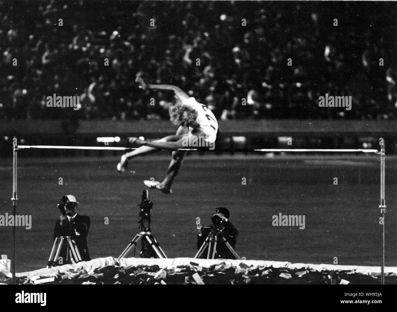 Japon, Tokyo, Jeux Olympiques 1964 : saut en hauteur. . Jolanda Balas (Roum) effacé 1,90m pour gagner Banque D'Images