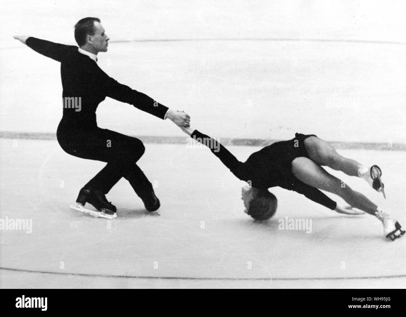 L'Autriche, Innsbruck, hiver, Jeux Olympiques 1964 : Belouscova et Protopopov dans le le patinage en couple - la fameuse spirale de la mort se déplacer. Banque D'Images