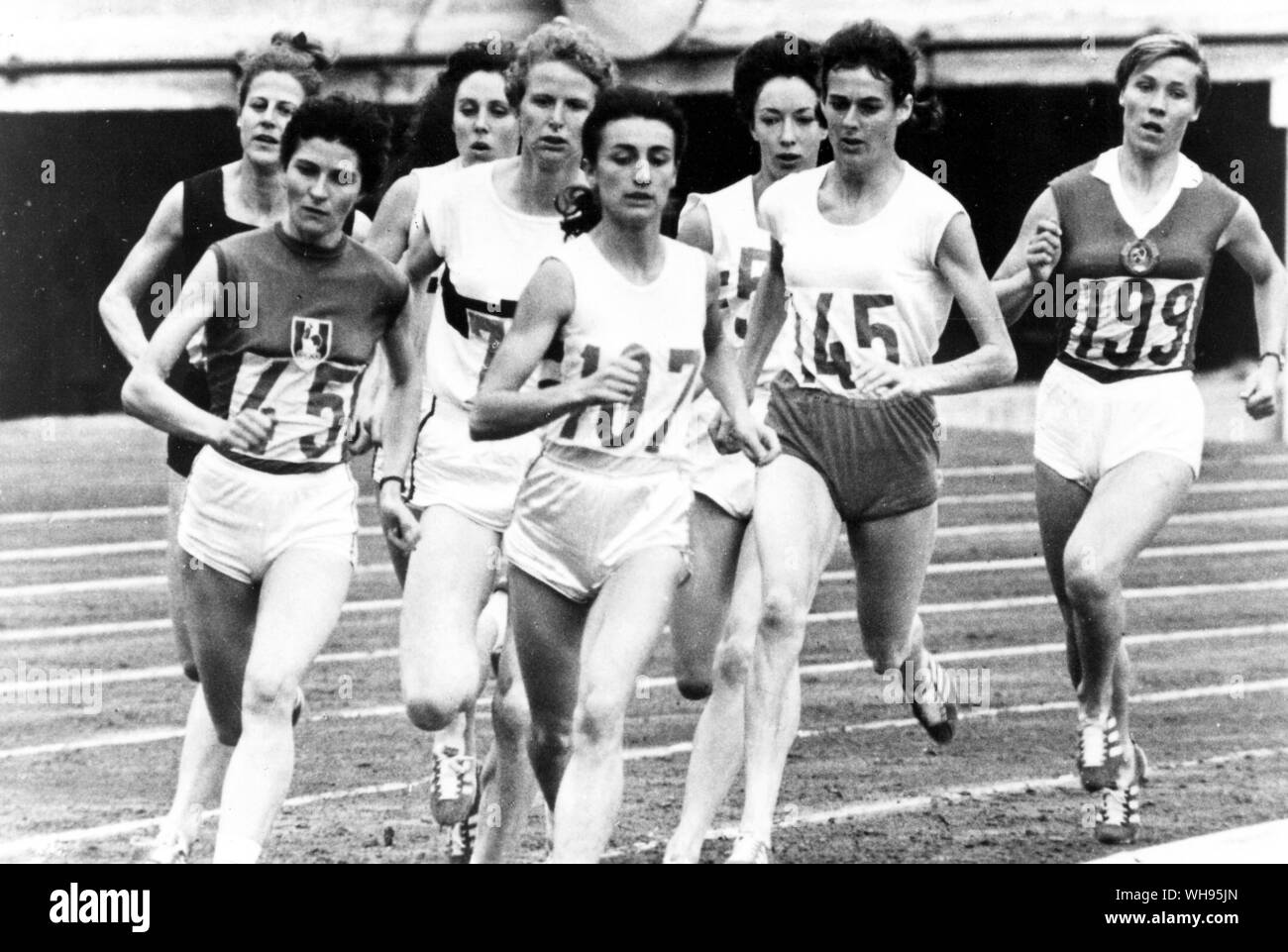Le Japon, Tokyo Jeux Olympiques, 1964 : Arrivée de la 800m femmes . # 55 est Ann Packer (3ème à droite) de Grande-Bretagne qui a gagné la médaille d'or.. Banque D'Images