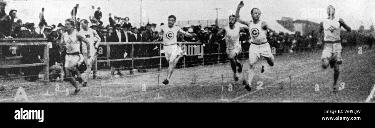 St Louis, USA.Jeux Olympiques 1904 : Archie Hahn, à gauche du champ, et ...