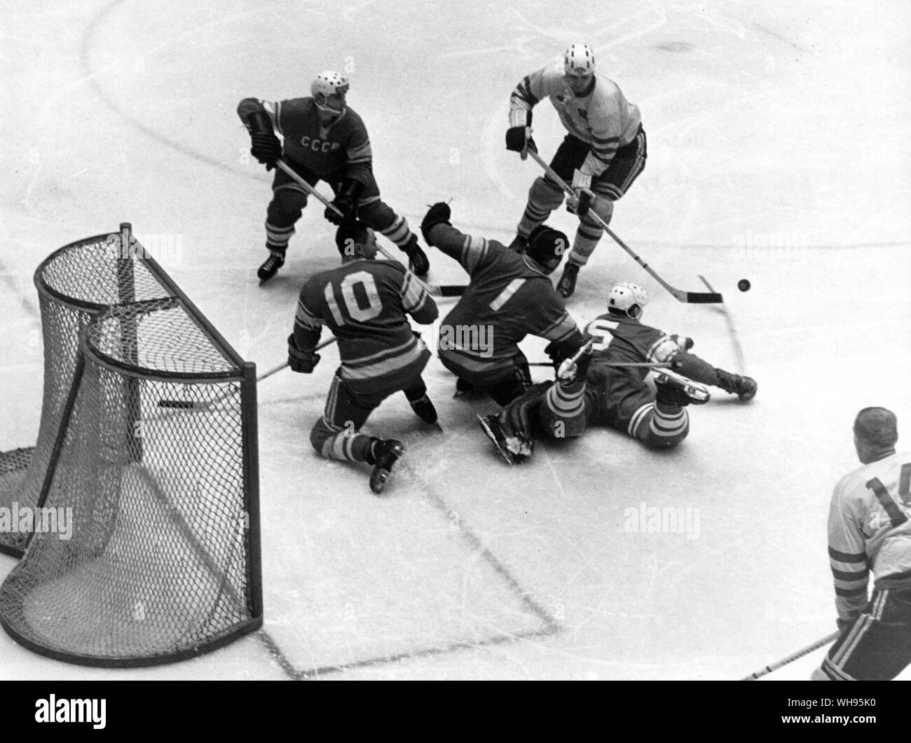 L'Autriche, Innsbruck, Jeux Olympiques d'hiver 1964 : match de hockey sur glace entre l'URSS et la Suède en finale. Banque D'Images