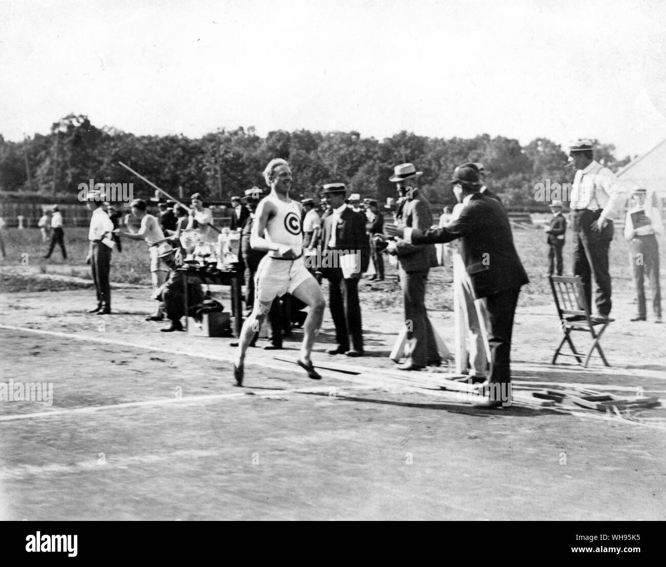Etats Unis, Saint Louis. Jeux olympiques 1904 : J D Lightbody remporte le 1500 mètres exécuter pour devenir champion olympique.. Banque D'Images
