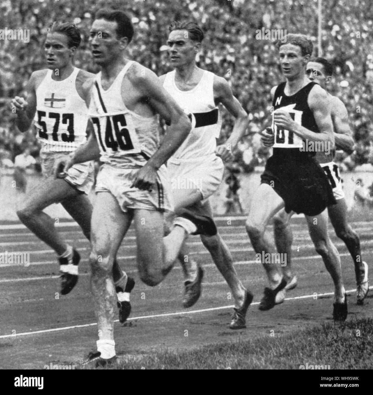 1500 mètre définitif après le premier tour, Cunningham est en tête tandis que Ny et Schaumburg lutte pour la deuxième place aux Jeux Olympiques de Berlin suit Lovelock 1936 Banque D'Images