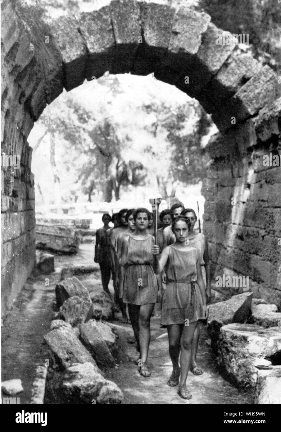 Les filles à l'Olympia l'incendie a été effectuée à partir de la poste dans le stade par le tunnel pour le bosquet sacré où l'autel a été arected aux Jeux Olympiques 1936 de Berlin Banque D'Images