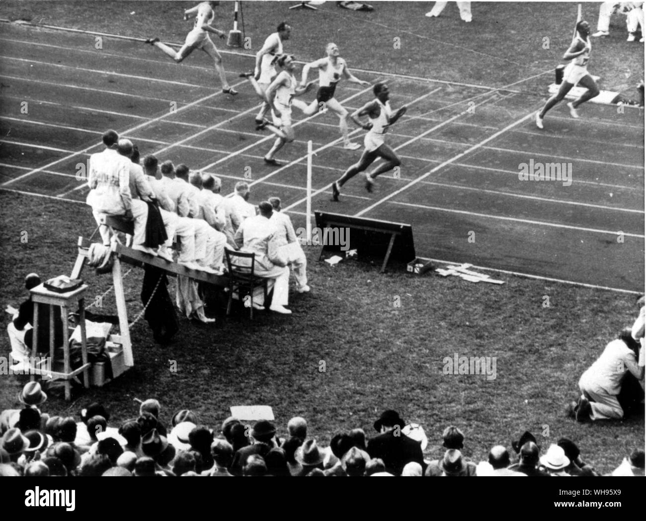Juges siégeant dans la ligne fini Berlin 1936 Jeux Olympiques Banque D'Images