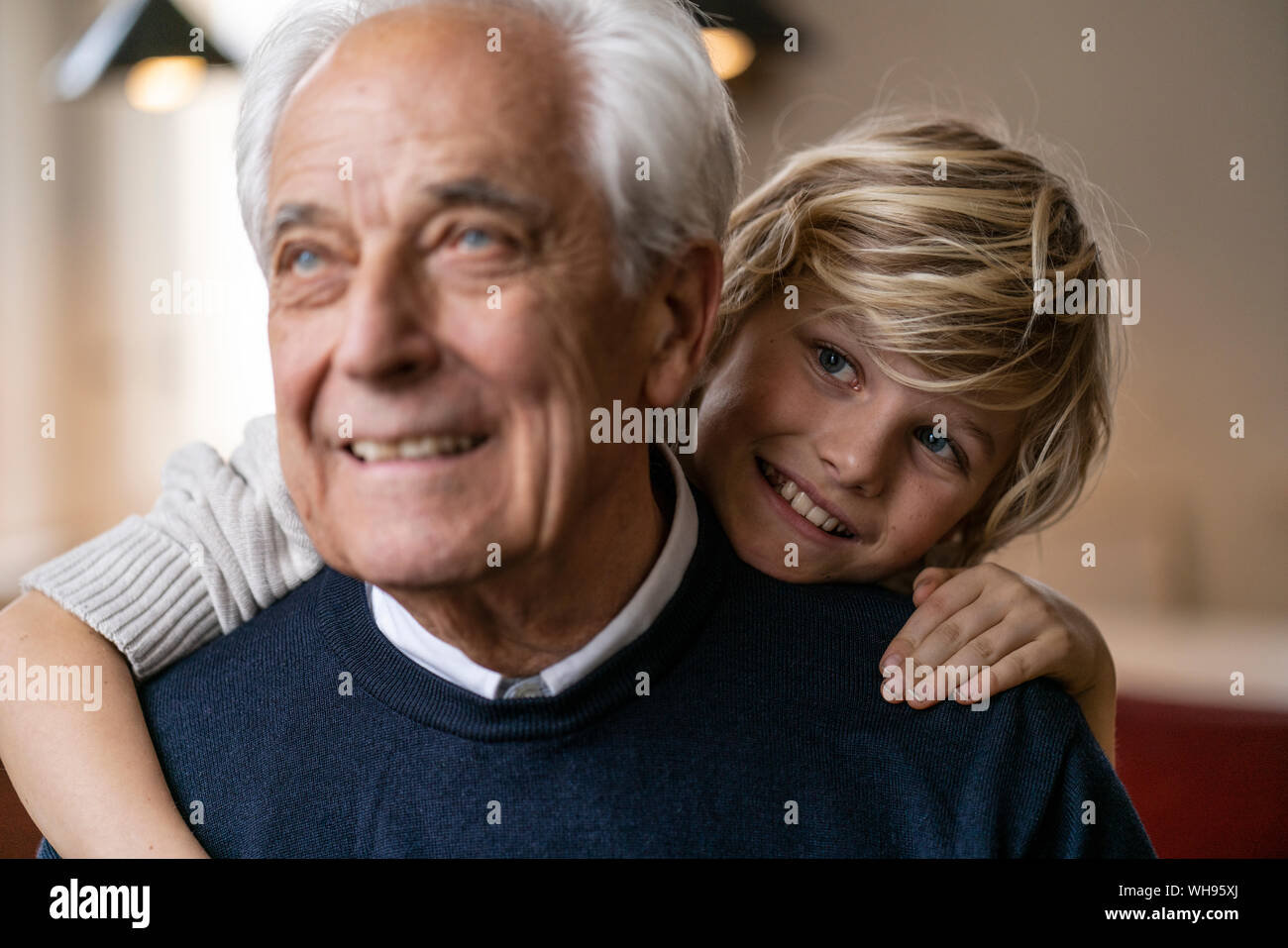 Petit-fils heureux grand-père serrant Banque D'Images