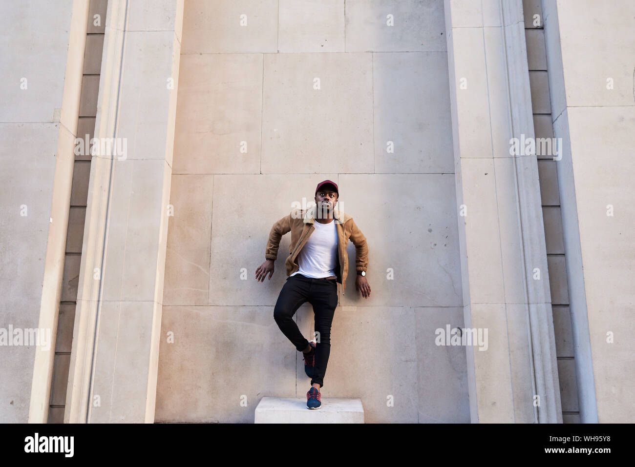 Mid adult man posing comme une scupulture Banque D'Images