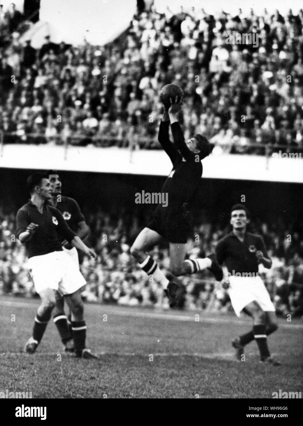 Jeux Olympiques d'Helsinki Finlande,/,1952 : la finale olympique de football. 2 La Hongrie, Yougoslavie 0. Le gardien hongrois, Grosits haut géant pour faire une sauvegarde, avec trois grévistes en Yugsolav fermer présents.. Banque D'Images