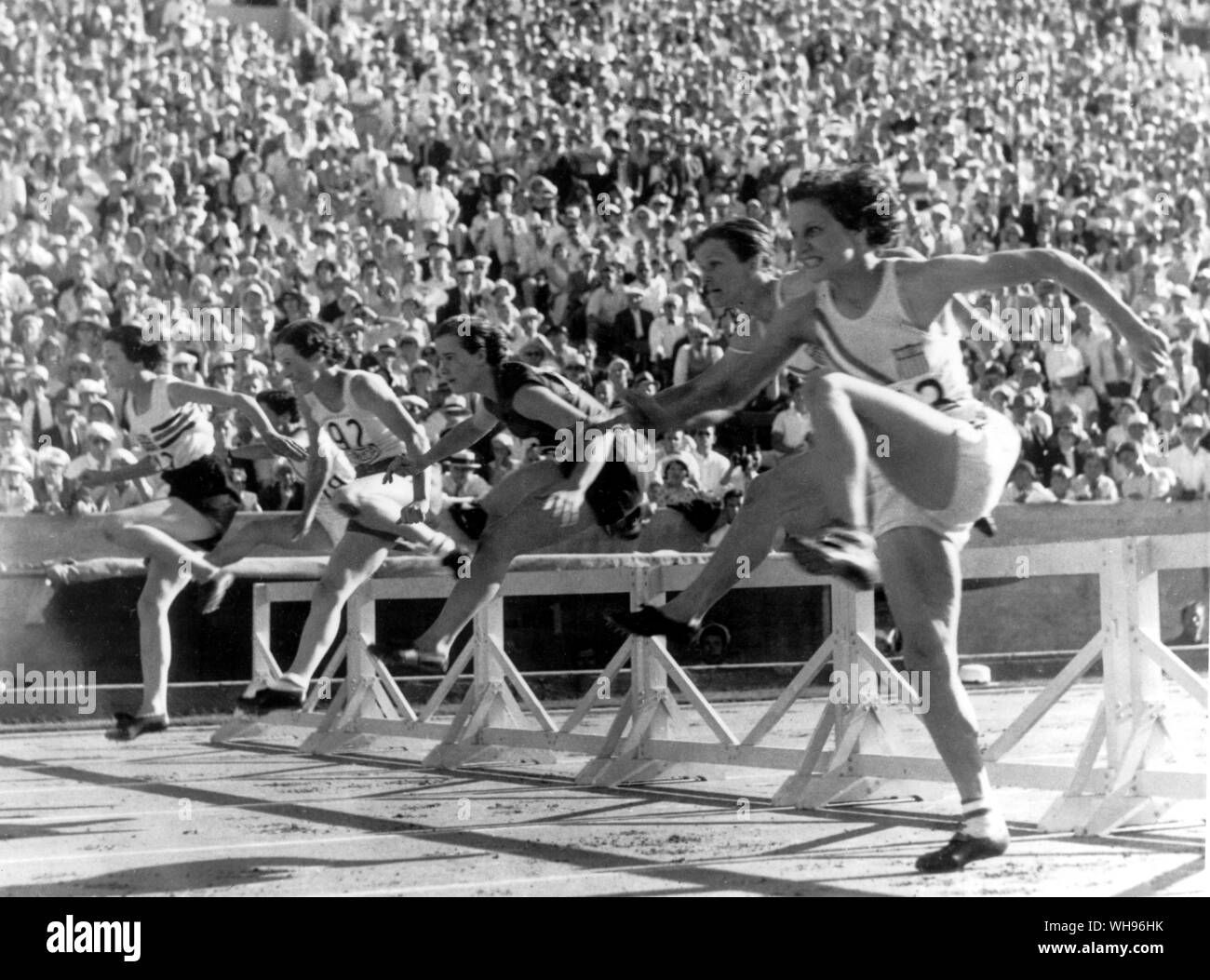Mildred (Babe Didrikson) vient de derrière pour gagner la course de haie de 80 mètres, dans le Los Angeles 1932 6 août de droite sont Evelyn Hall (USA) deuxième Mildred Didrikson (USA) premier Marjorie Clark, (Afrique du Sud), un troisième Wilson (Canada) V Webb (Grande-Bretagne) et Simone Schaller (USA) Banque D'Images