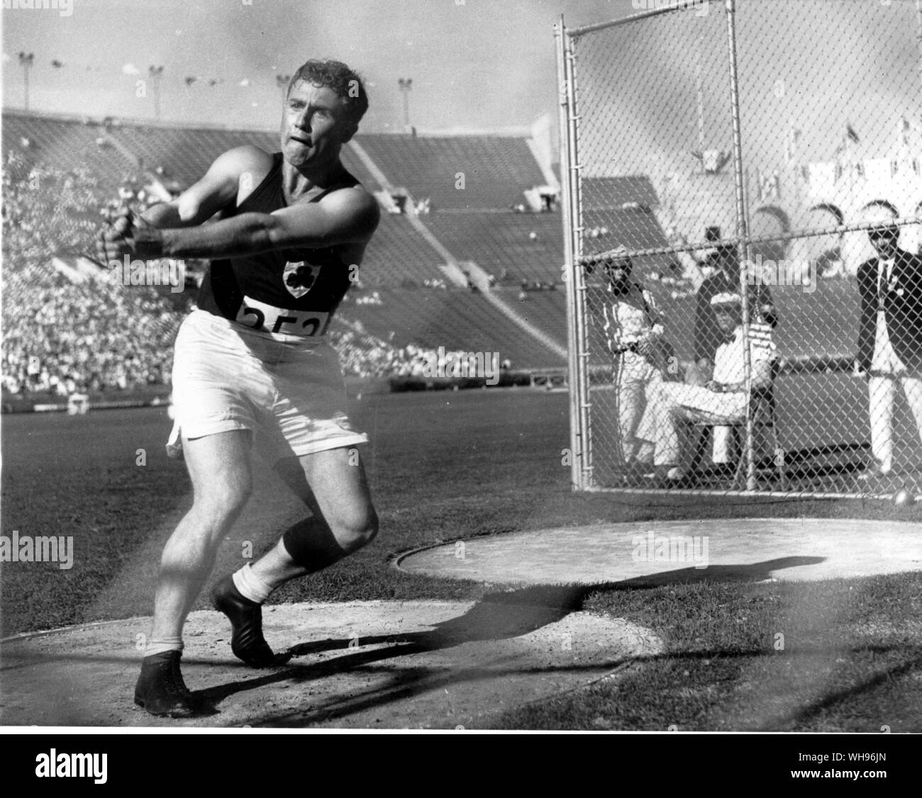 Le Dr Patrick O'Callaghan de l'Irlande d'un marteau pour remporter l'événement Jeux Olympiques de 1932 à Los Angeles 3 août gagner toss était 176 pieds 11 pouces 1-8 Banque D'Images