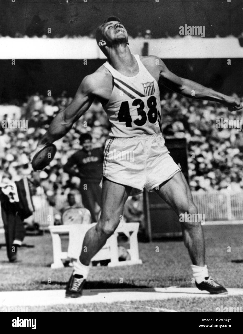 Aus., Melbourne, Jeux Olympiques, 1956 : Al Oerter dans le disque. Il a finalement remporté la médaille d'or avec un autre lancer.. . Banque D'Images