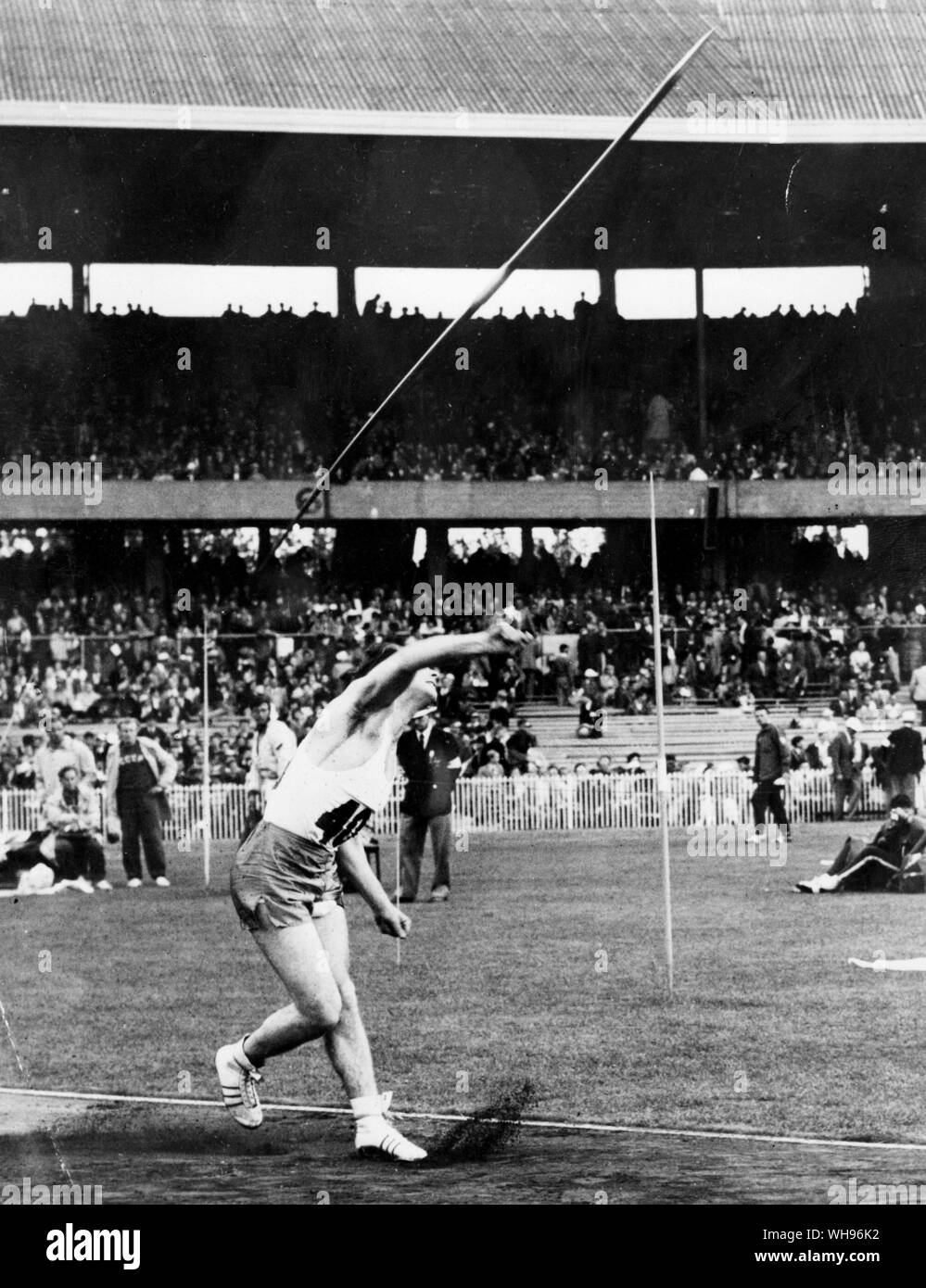 Aus., Melbourne, Jeux Olympiques, 1956 : Egil Danielsen (Norvège) gagner le jet dans le javelot.. Banque D'Images