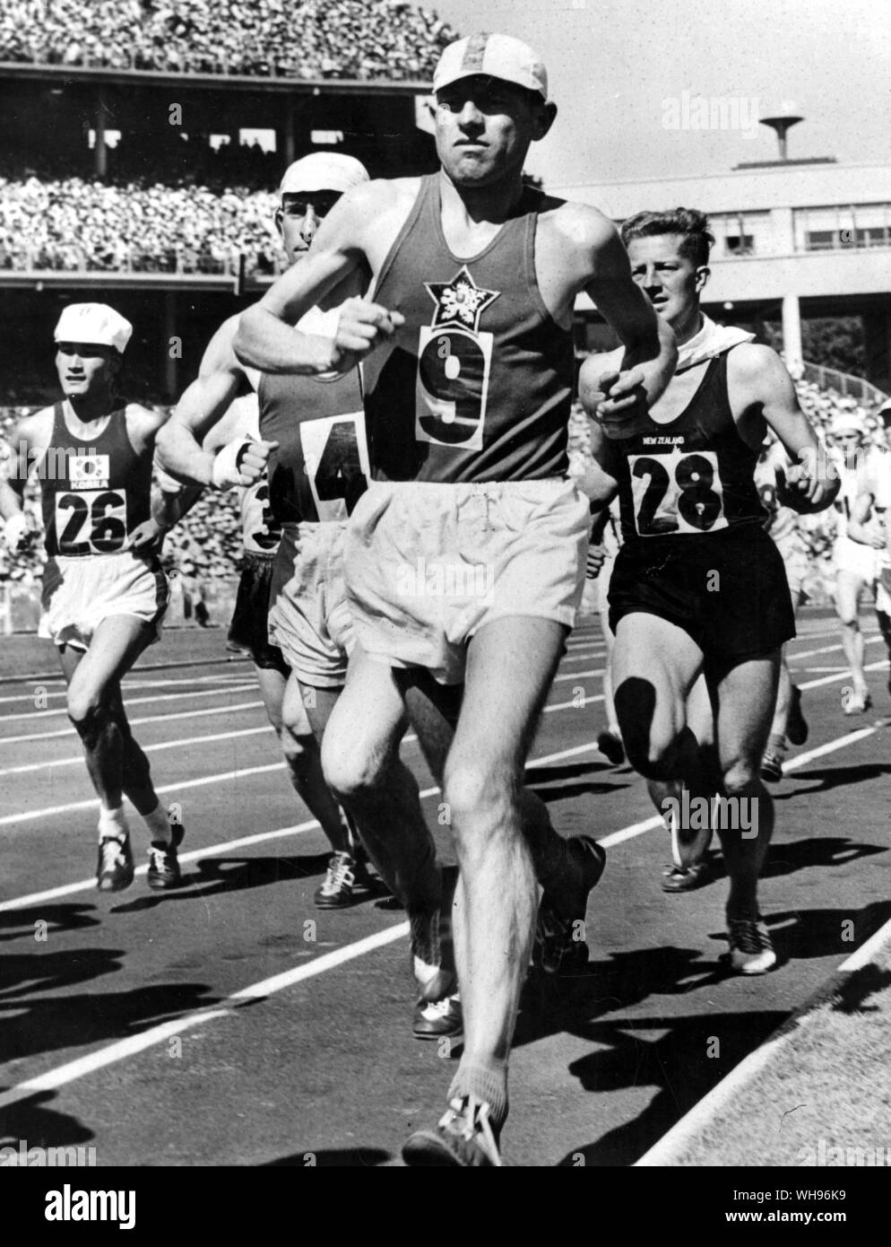 Aus., Melbourne, Jeux Olympiques, 1956 : Emil Zatopek de la Tchécoslovaquie dirige le champ marathon peu après le début.. Banque D'Images