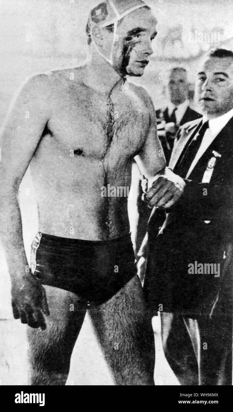 Aus., Melbourne, Jeux Olympiques, 1956 : Ervin Zador de l'équipe de water-polo hongrois quitte l'eau après son affrontement avec l'URSS.. Banque D'Images