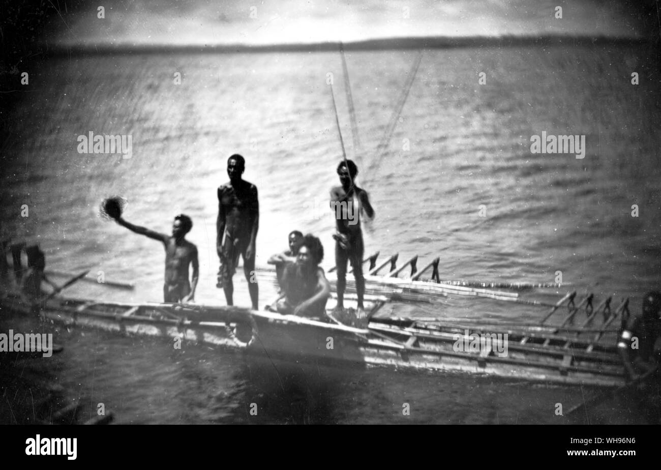 Guinée : les îles de l'Amirauté en canot. La plate-forme outrigger, chargé d'enjeux, est à l'honneur, le siège de l'homme tête ou chef.. Banque D'Images