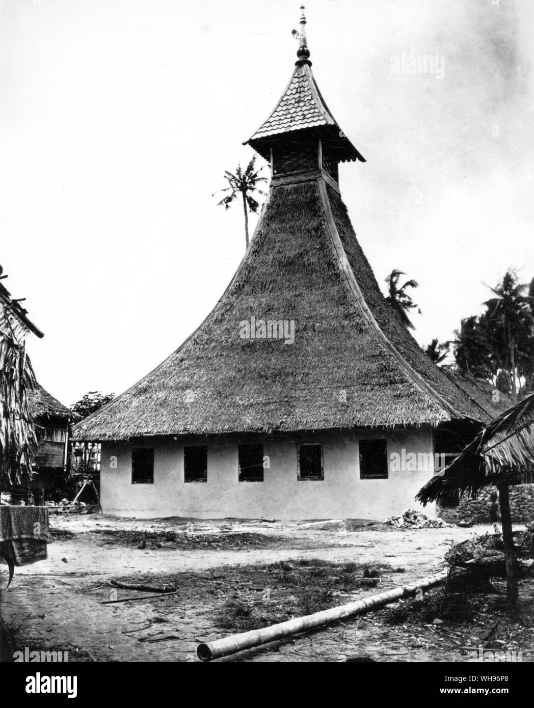Les îles Aru : Mohamedan mosquée dans le square à Ke Dulan. Moseley était intéressé par son architecture curieux, mais Lord George Campbell plus intéressés par l'Mohamedans. Banque D'Images