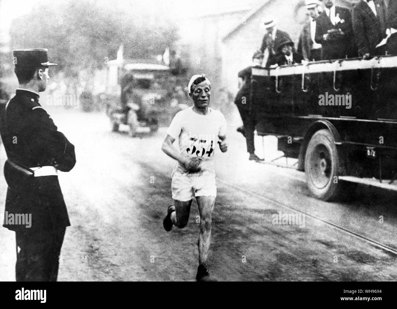 France, Paris, 1924 Jeux Olympiques : Oskar Albin Stenroos (Finlande) sur son chemin vers la victoire dans le marathon. Banque D'Images