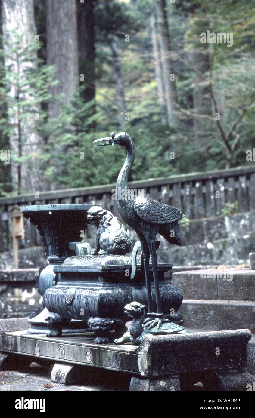 La tortue et la grue par le shogun au tombeau de Toshogu. Grues Nikko censées vivre pendant mille ans ont été souvent représenté avec les tortues terrestres et les tortues qui vivent pour dix mille ans Banque D'Images