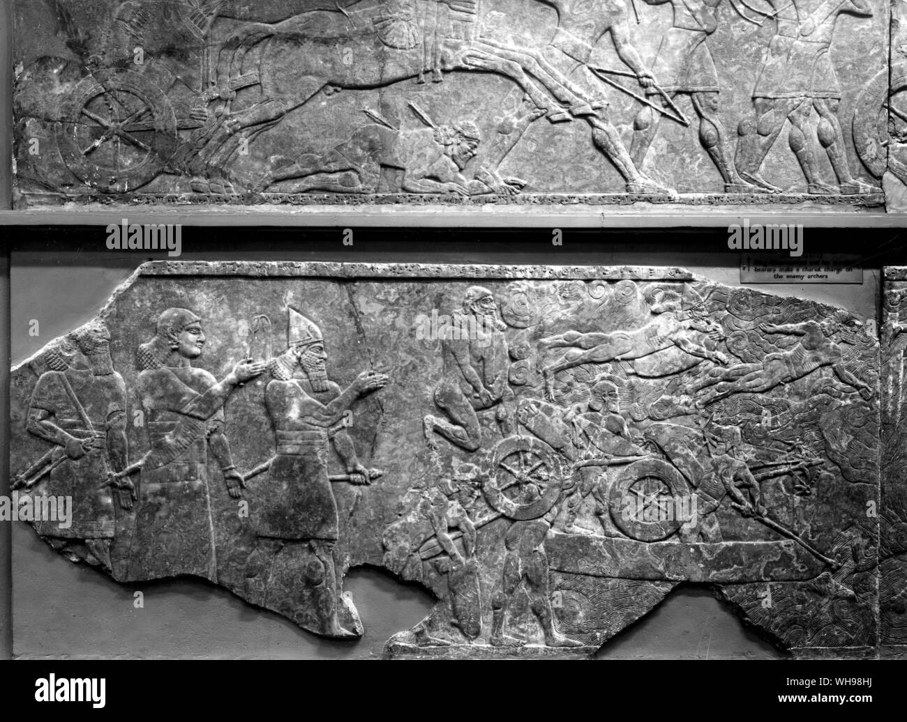 La guerre ancienne Fording/ une rivière avec des chars démontés, des secours d'Assurnazirpal II's Palace, Nimrud. 883-859 B.C. Banque D'Images