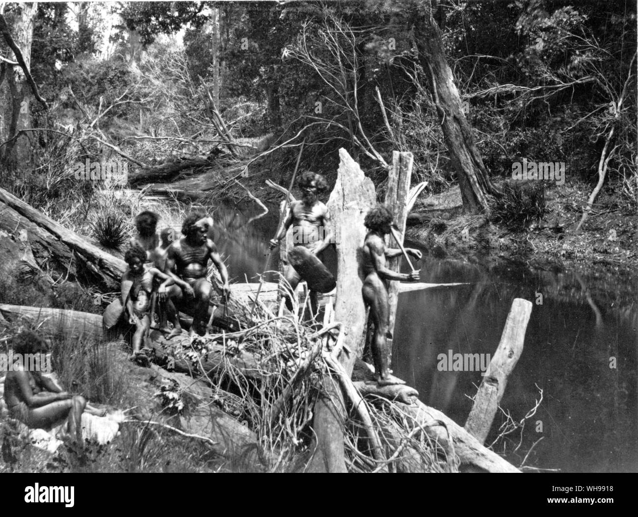 Groupe d'autochtones de l'Australie sur la Richmond River près de Nouvelle-Galles du Sud du Queensland limite Banque D'Images