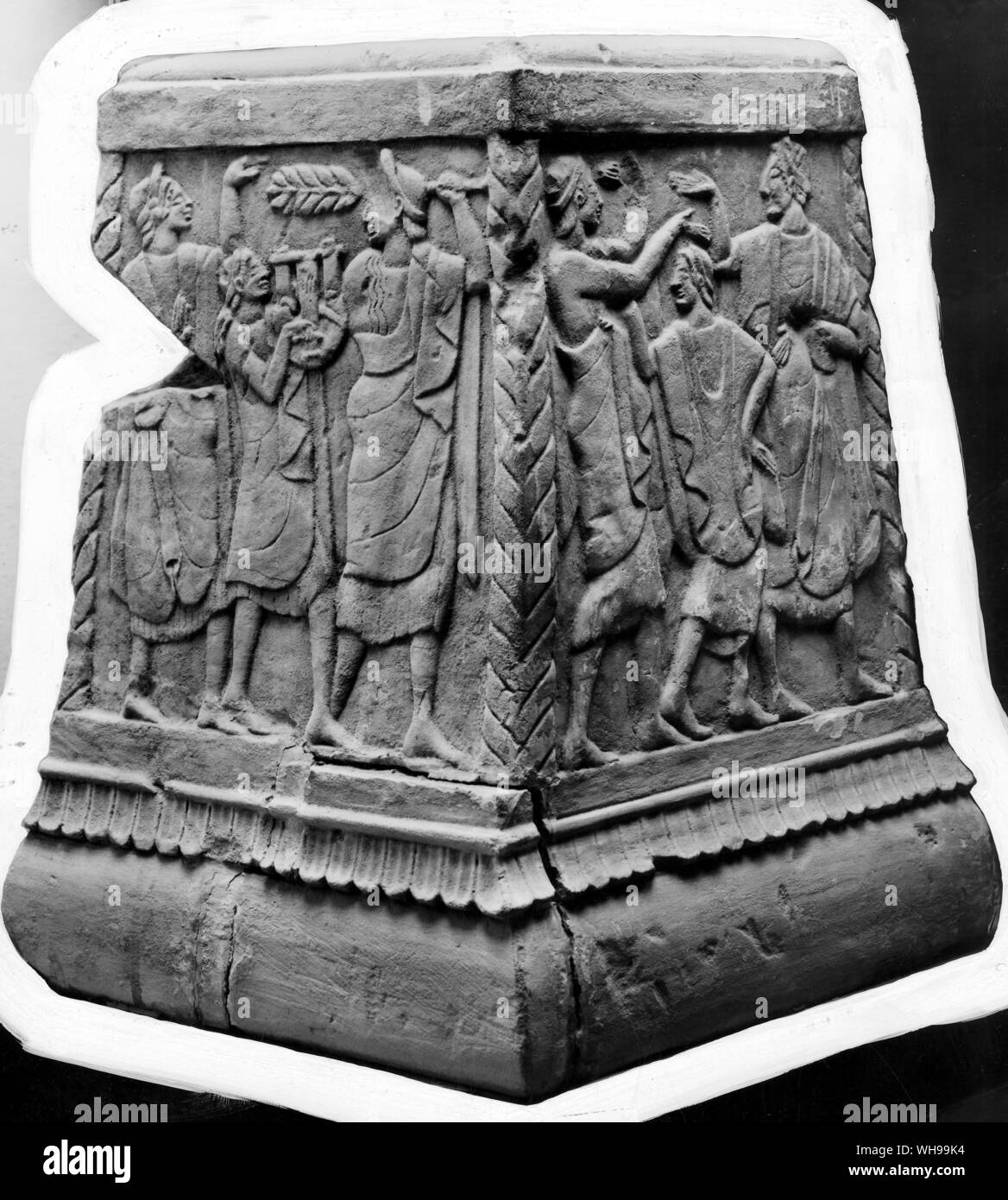 Une colonne ou cippus funéraire décorée de scènes d'un jeune joueur de lyre Banque D'Images