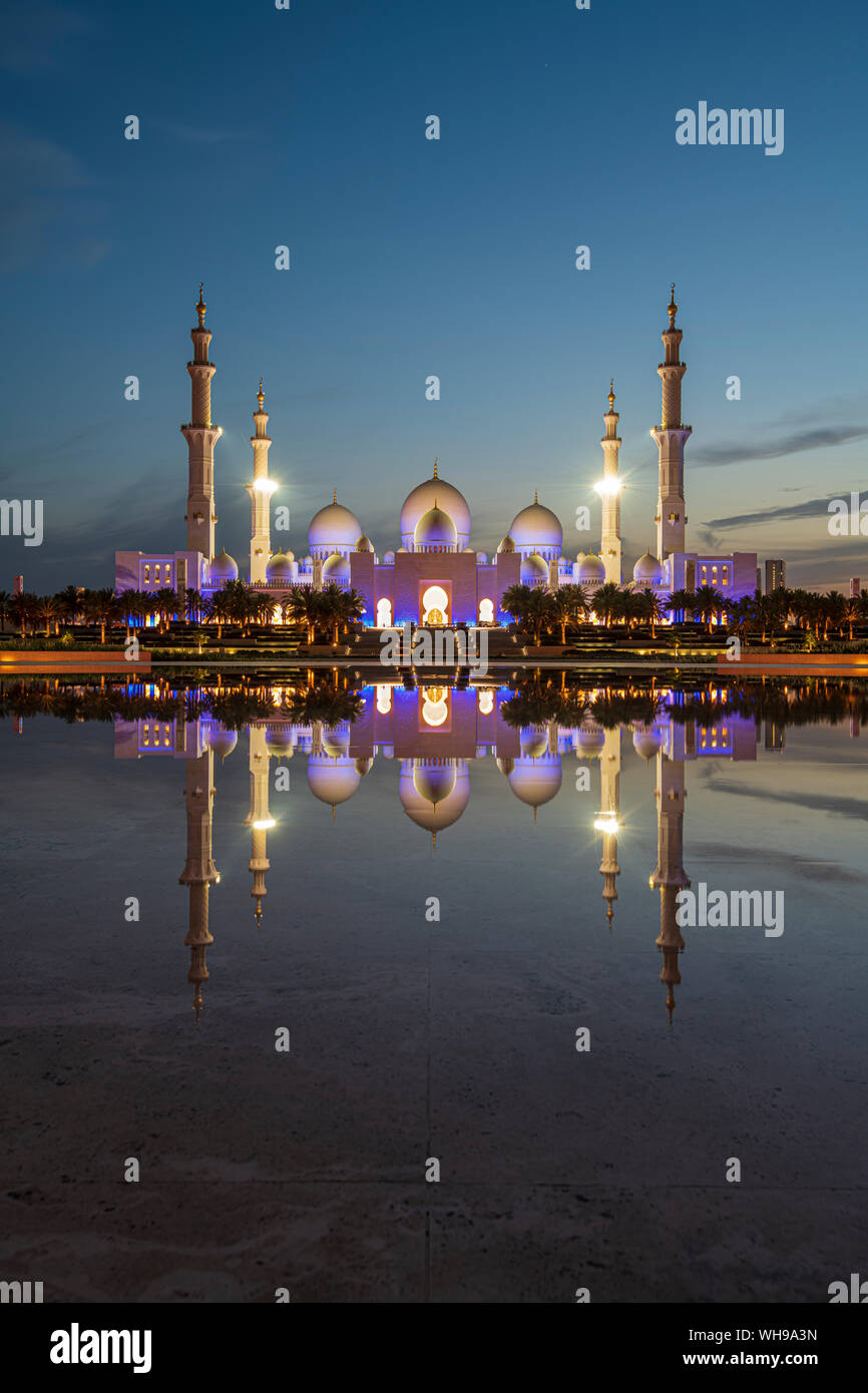 La Grande Mosquée de Sheikh Zayed la nuit traduit, Abu Dhabi, Émirats arabes unis, Moyen Orient Banque D'Images