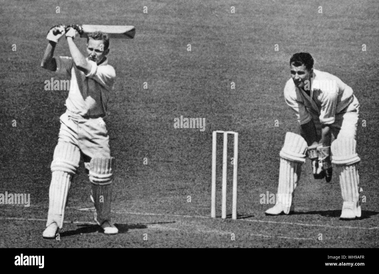 Arthur R Morris frapper contre Middlesex Leslie Compton est conforme wicket Banque D'Images