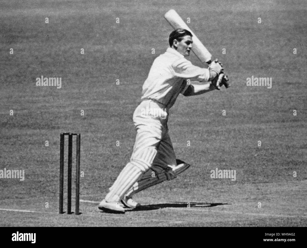 Keith Ross Miller faisant une taille carrée au cours de sa batte de 145 pas dehors dans le troisième critère à Sydney 1951 Banque D'Images