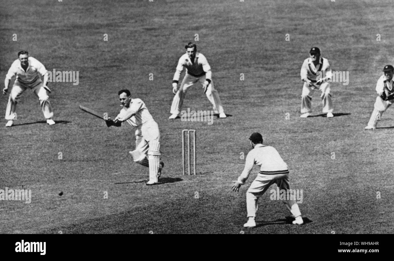 C S lecteurs Edrich Dempster pour 2 dans le match en 1945 du Seigneur entre un Seigneur XI v Nouvelle-zélande. L B Fishlock est d'abord, un portillon et maintien de Wilson E E R T Holmes à la partie la plus courte Banque D'Images C S lecteurs Edrich Dempster pour 2 dans le match en 1945 du Seigneur entre un Seigneur XI v Nouvelle-zélande. L B Fishlock est d'abord, un portillon et maintien de Wilson E E R T Holmes à la partie la plus courte Banque D'Images