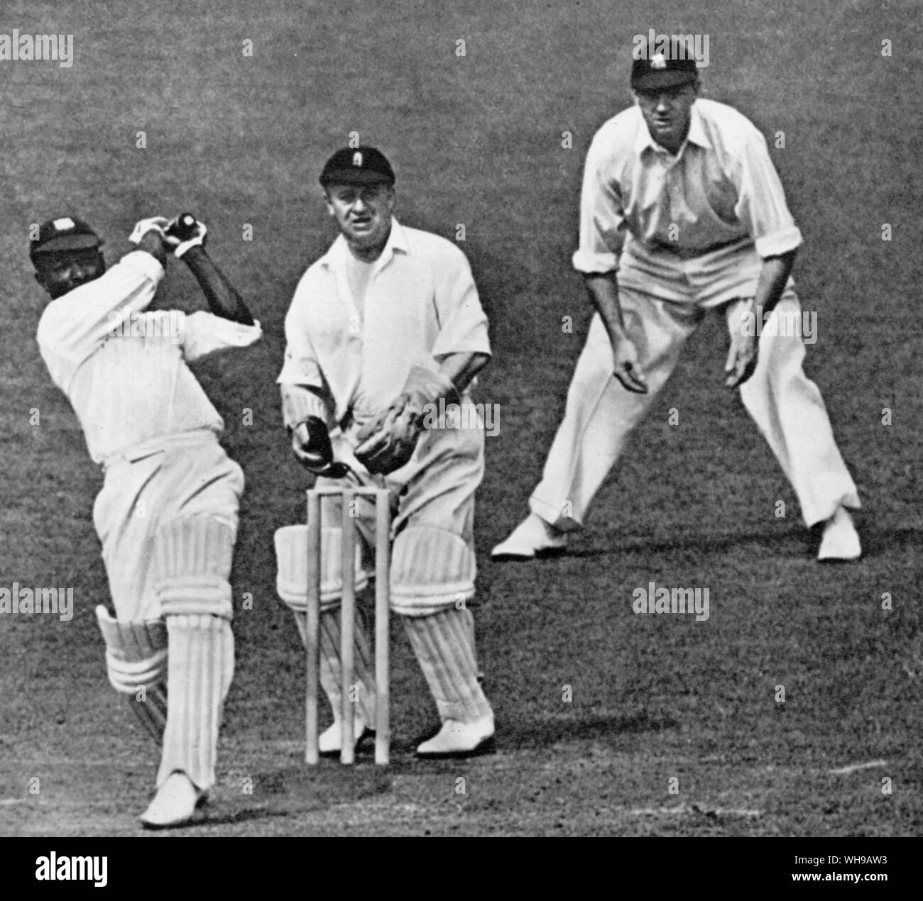 Un George Headley hits une limite au large de Wright à l'Ovale 1939 Test. Le bois est au guichet et Hammond derrière lui Banque D'Images