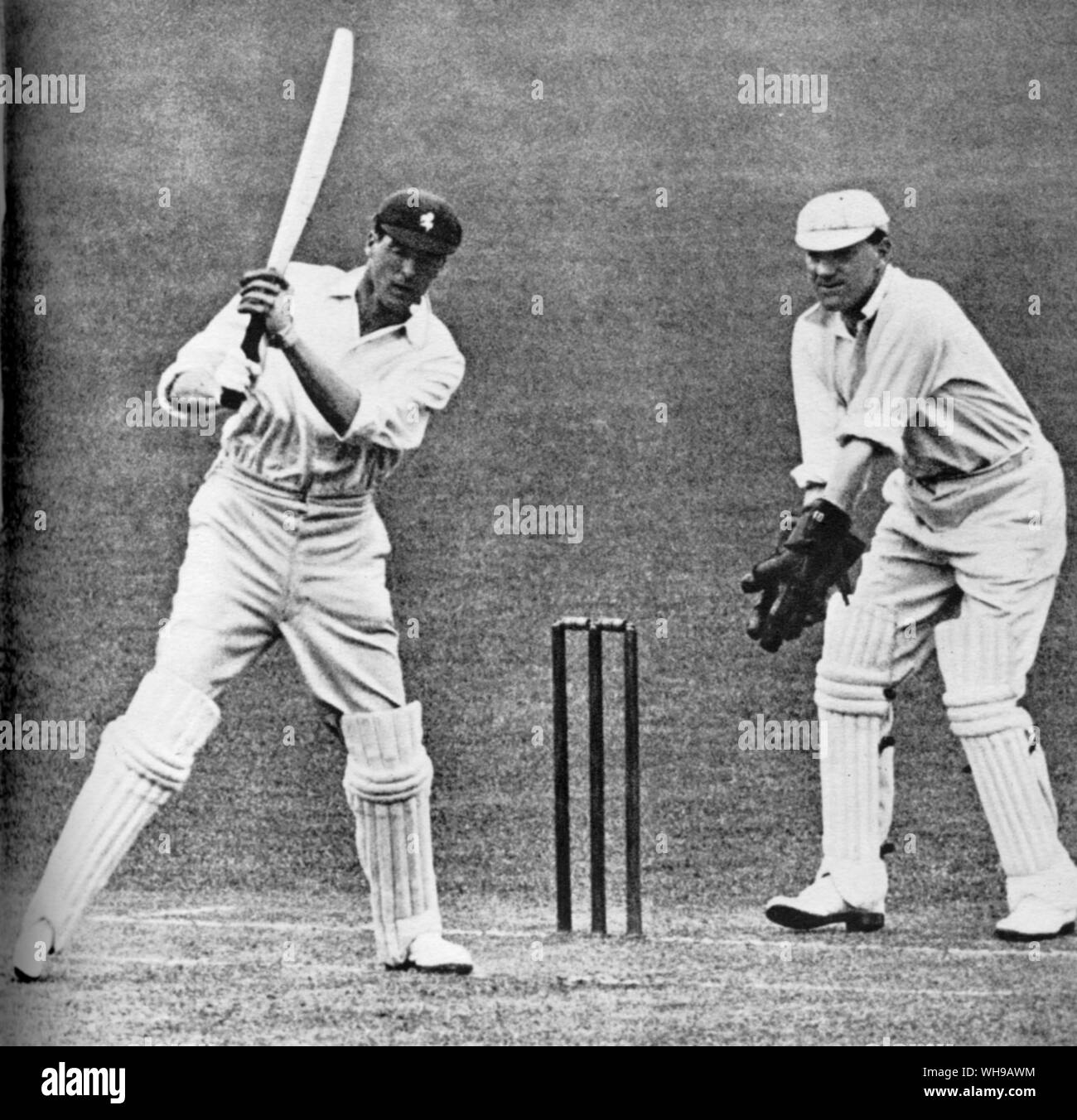 Frank E Woolley dans le test au bâton à Nottingham en 1924 traial D keepinng M Lyon est guichet Banque D'Images