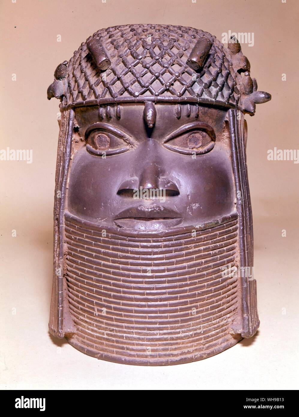 Masque en bronze du Bénin Photo Stock - Alamy