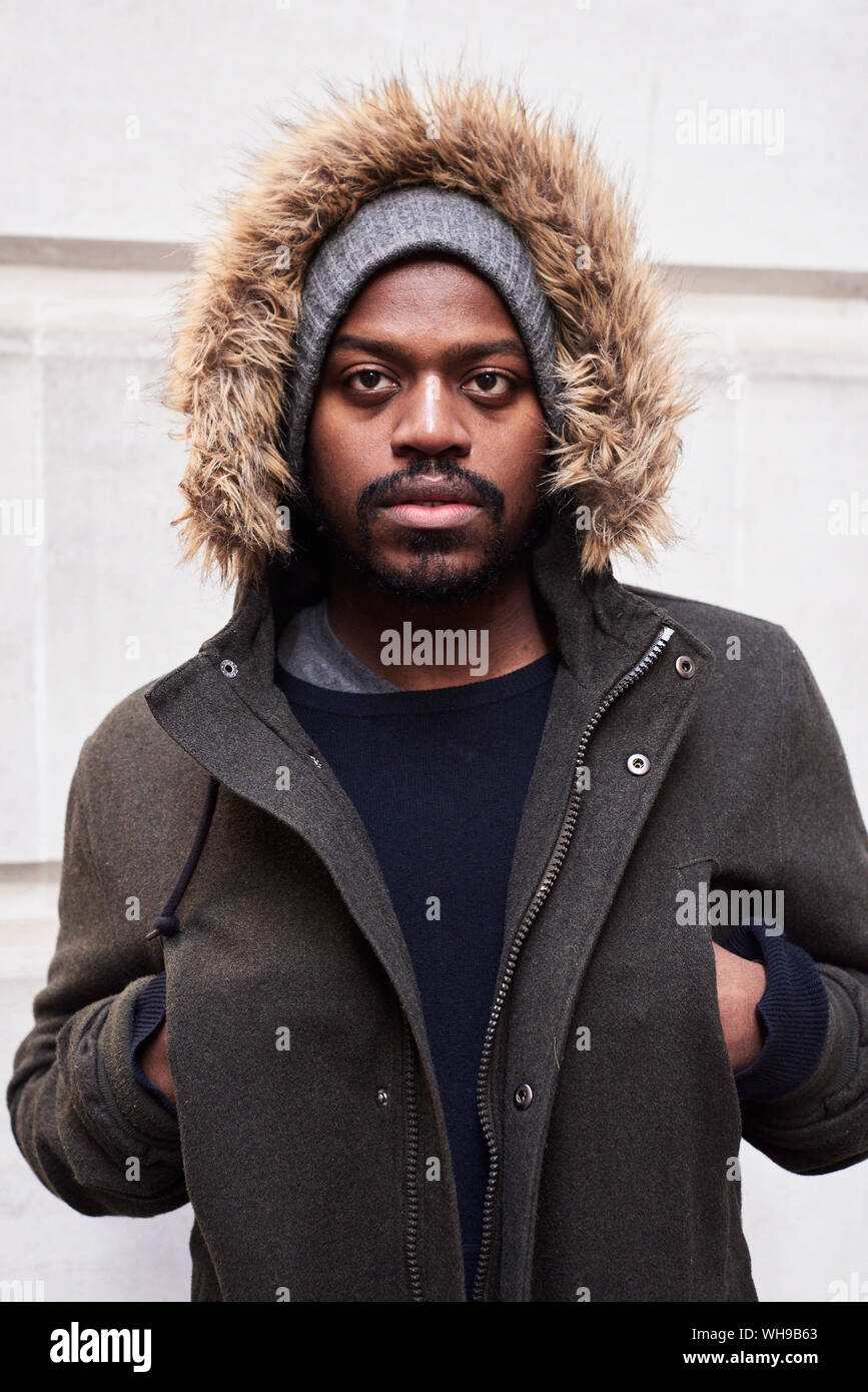 Portrait of mid adult man with hoodie en hiver Banque D'Images