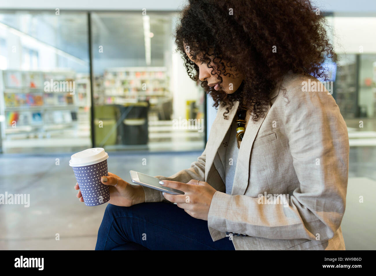 Young businesswoman using tablet café à emporter Banque D'Images