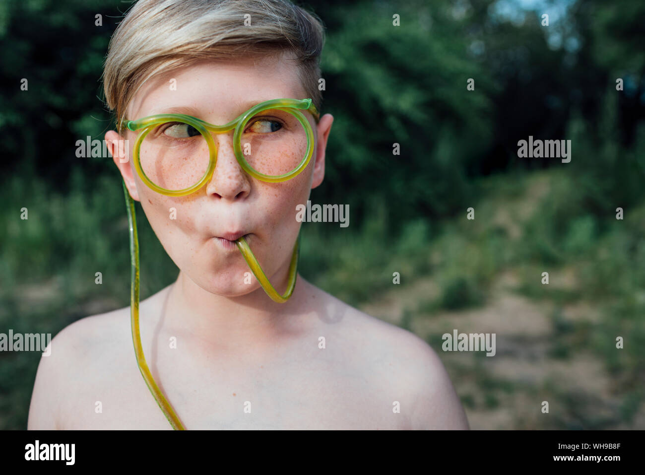 Portrait de garçon drôle de rousseur avec lunettes Banque D'Images