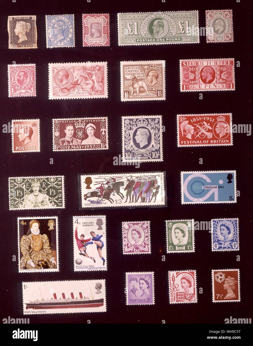 EUROPE - GRANDE BRETAGNE : (de gauche à droite) 1. 1 penny, 1840, 2. 2 shillings, 1867, 3. 10 pence, 1890, 4. Livre 1, 1902, 5. 4 pence, 1902, 6. 1 penny, 1911, 7. 5 shillings, 1913, 8. 1,5 pence, 1924, 9. 1 penny, 1935, 10. 1,5 pence, 1936, 11. 1,5 pence, 1937, 12. 10 shillings, 1939, 13. 2,5 pence, 1951, 14. 1 shilling 3 pence, 1953, 15. 1 shilling 3 pence, 19666, 16. 5 pence, 1969, 17. 4 pence, 1968, 18. 4 pence, 1966, 19. 1 shilling, 1969, 20. L'Écosse, 6 pence, 1958, 21. L'Irlande du Nord, 1 shilling 3 pence, 1958, 22. Le Pays de Galles et Monmouthshire, 4 pence, 1966, 23. Guernesey, 3 pence, 1958, 24. Banque D'Images