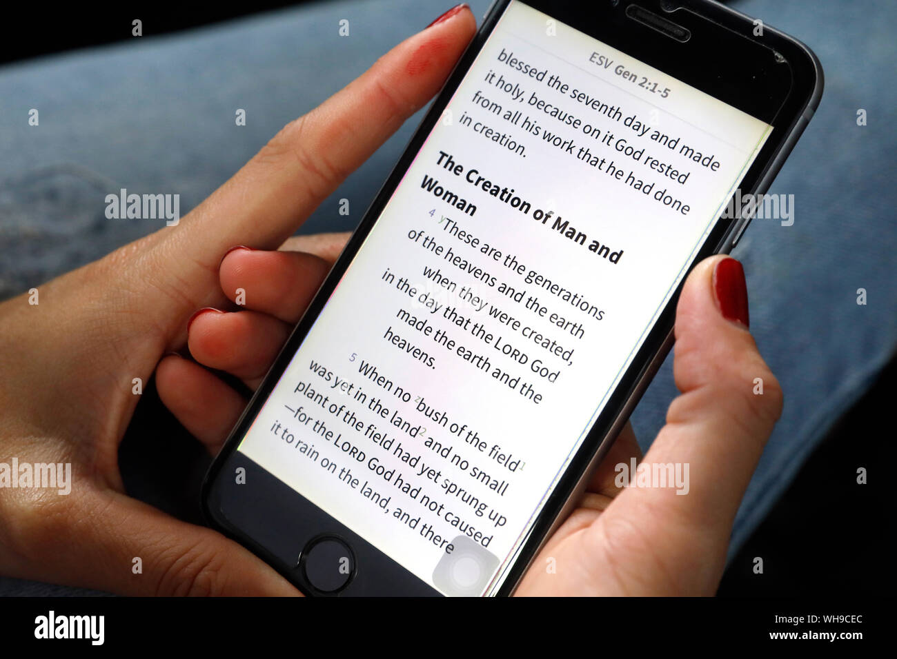 Une lecture chrétienne de la Bible en anglais numérique sur un smartphone, le Vietnam, l'Indochine, l'Asie du Sud-Est, Asie Banque D'Images