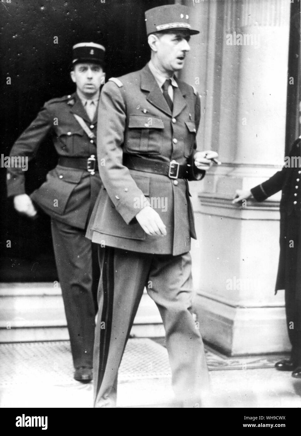 Le général Charles de Gaulle (1890-1970). Le général français et premier président de la Cinquième République 1958-69. Laissant son hôtel le matin du D-Day. (C.-à-d. ne pas avoir été donnée d'avertissement D-Day par les alliés). Banque D'Images