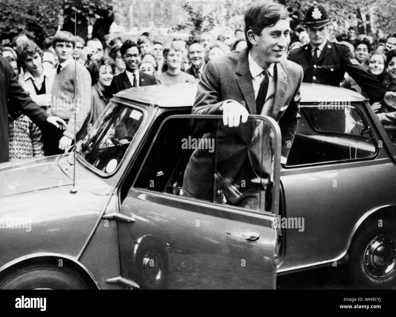 Octobre 1967 : le Prince Charles arrive à Trinity College, Cambridge. Banque D'Images