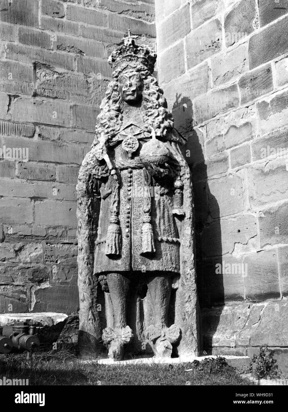 Le roi Charles II d'Angleterre (1630-85), statue à l'extérieur de la cathédrale de Lichfield. Banque D'Images