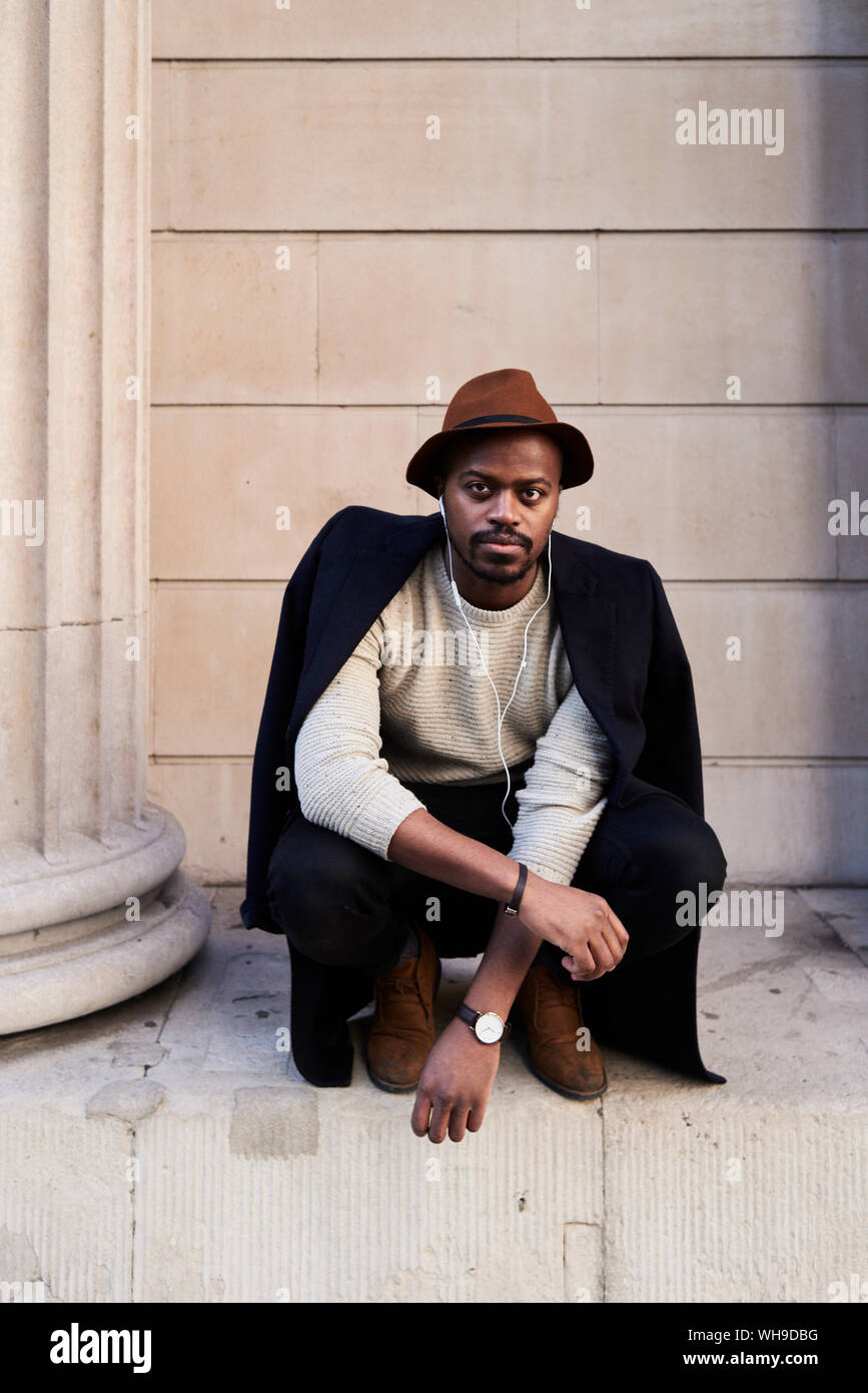 Mid adult man wearing hat brown Banque D'Images