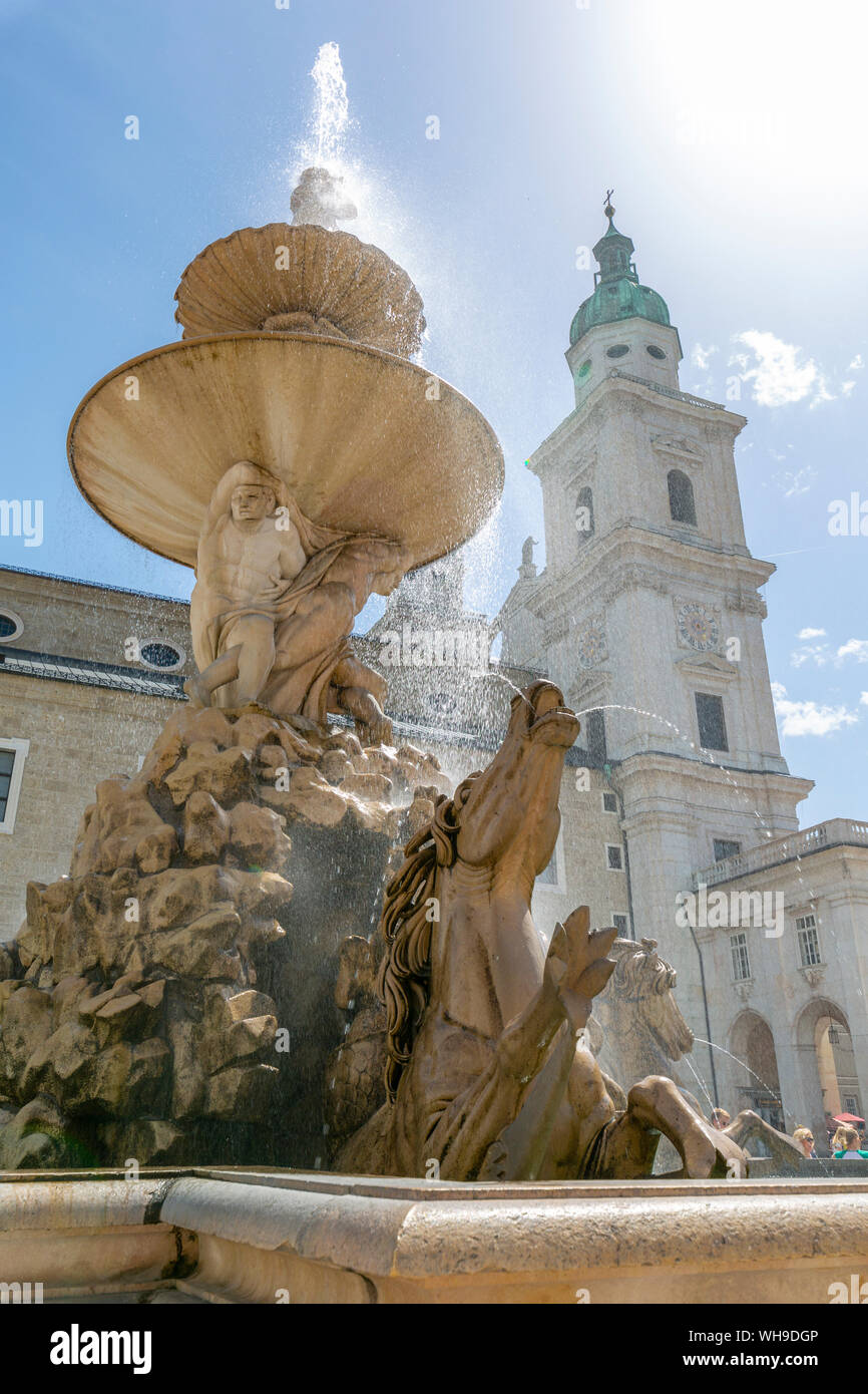 Vue sur fontaine baroque et cathédrale de Salzbourg dans Residenzplatz, Salzburg, Autriche, Europe Banque D'Images