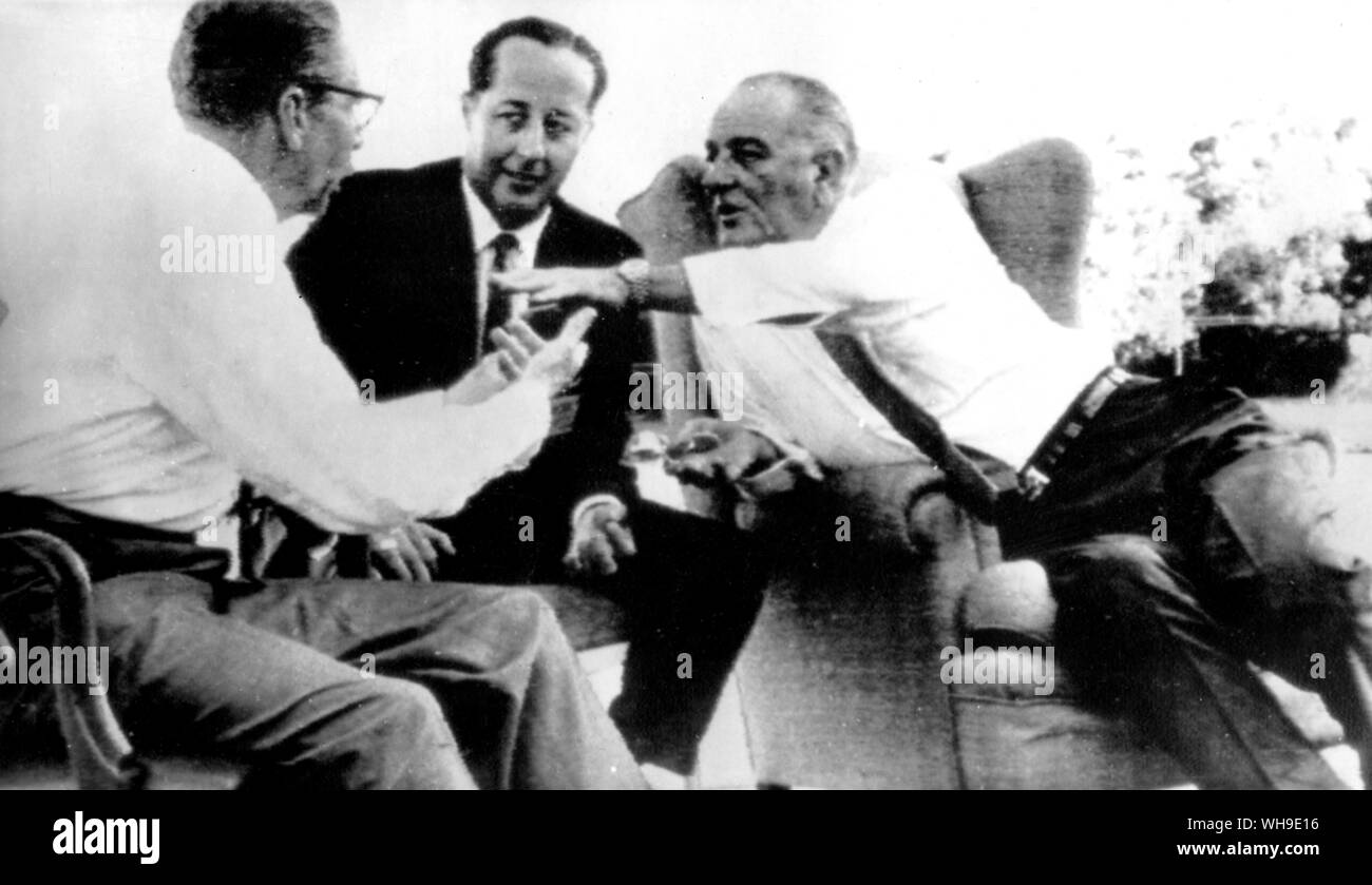 12 avril 1967 : Le Président Lyndon B. Johnson (à droite) (1908-1973), Président des Etats-Unis à partir de 1963-1969. Les gestes qu'il lors d'un entretien avec le président du Mexique, Gustavo Diaz Ordaz (gauche) à l'extérieur de son chalet à Punte del Este. Un interprète se trouve entre eux. Banque D'Images