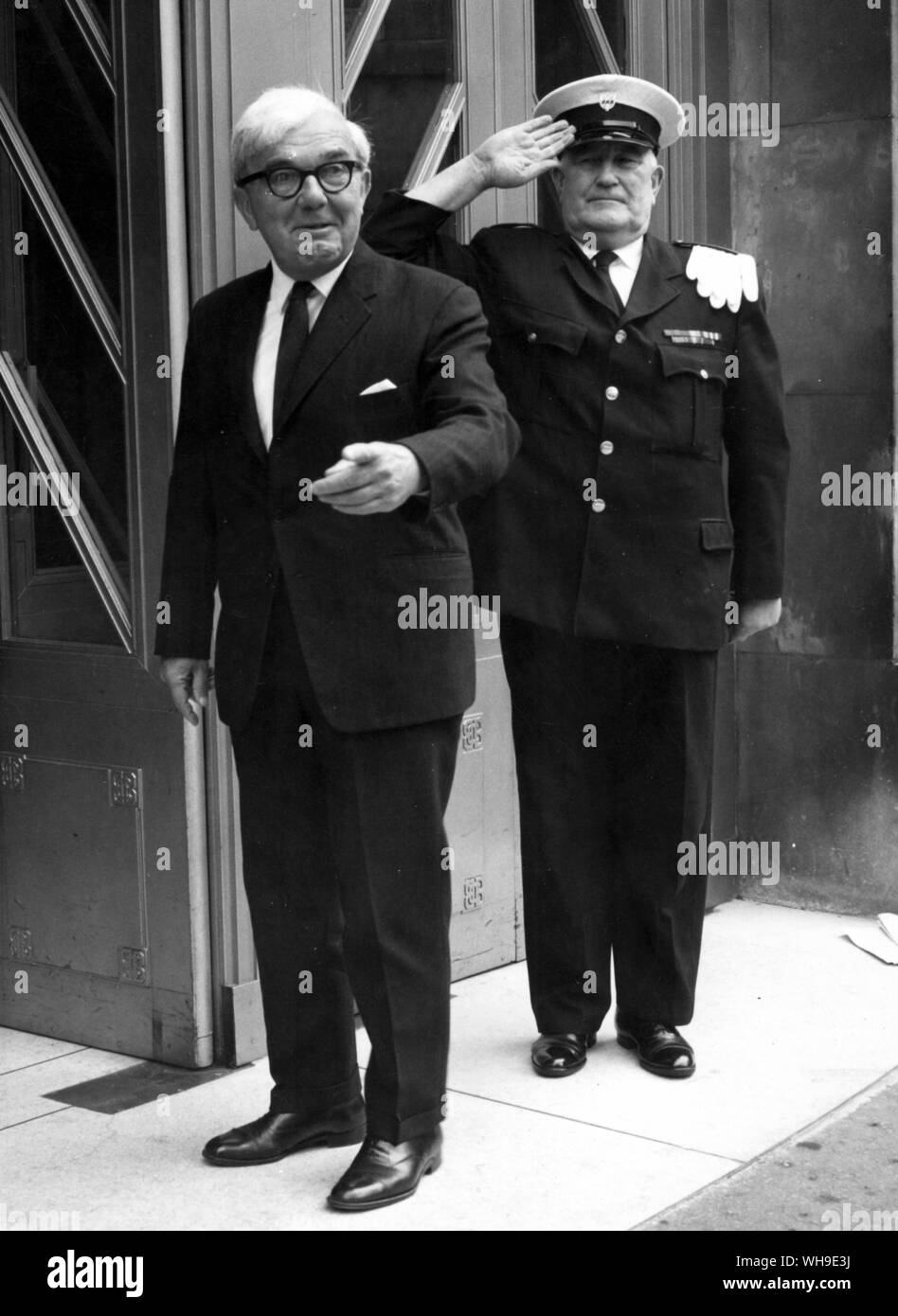 Septembre 1967 : Lord Hill de Luton. Nouveau Président des gouverneurs de la BBC TV arrive à la maison. Banque D'Images