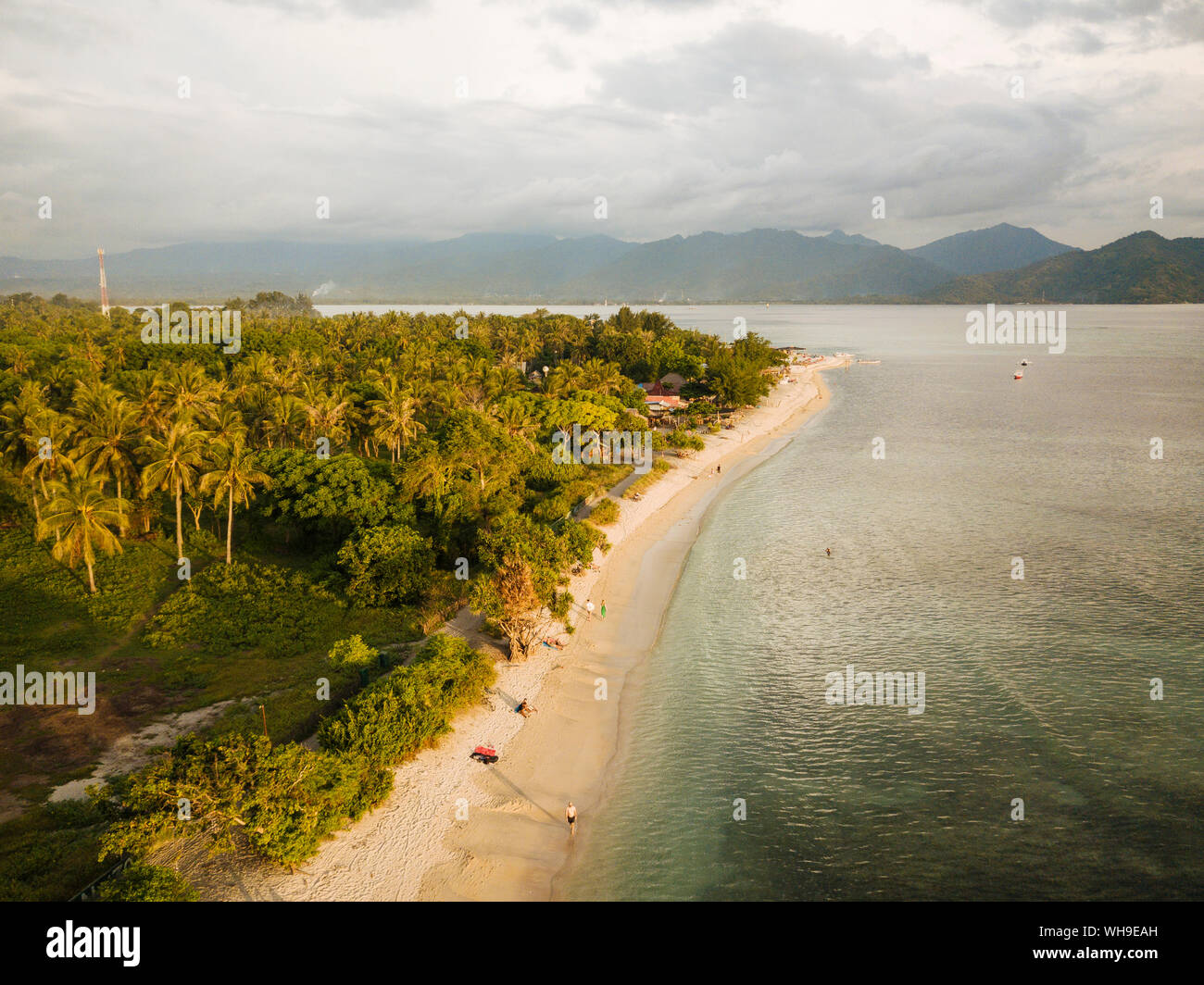 Plage au coucher du soleil, Gili Air, Gili Trawangan, Lombok, Indonésie, région sud-est de l'Asie, l'Asie Banque D'Images