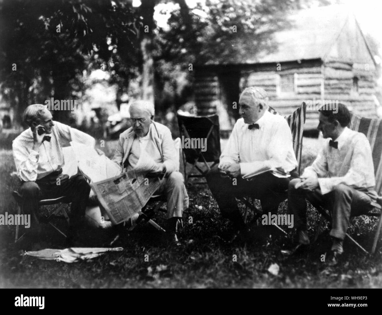Le Président Warren G. Harding se joint à l'Amérique a célébré les campeurs à leur camp près de Hagerstown, Maryland le 21 juillet 1921. Discuter de l'actualité du jour : Henry Ford, Thomas Edison, un président Harding et Harvey Firestone S. Banque D'Images