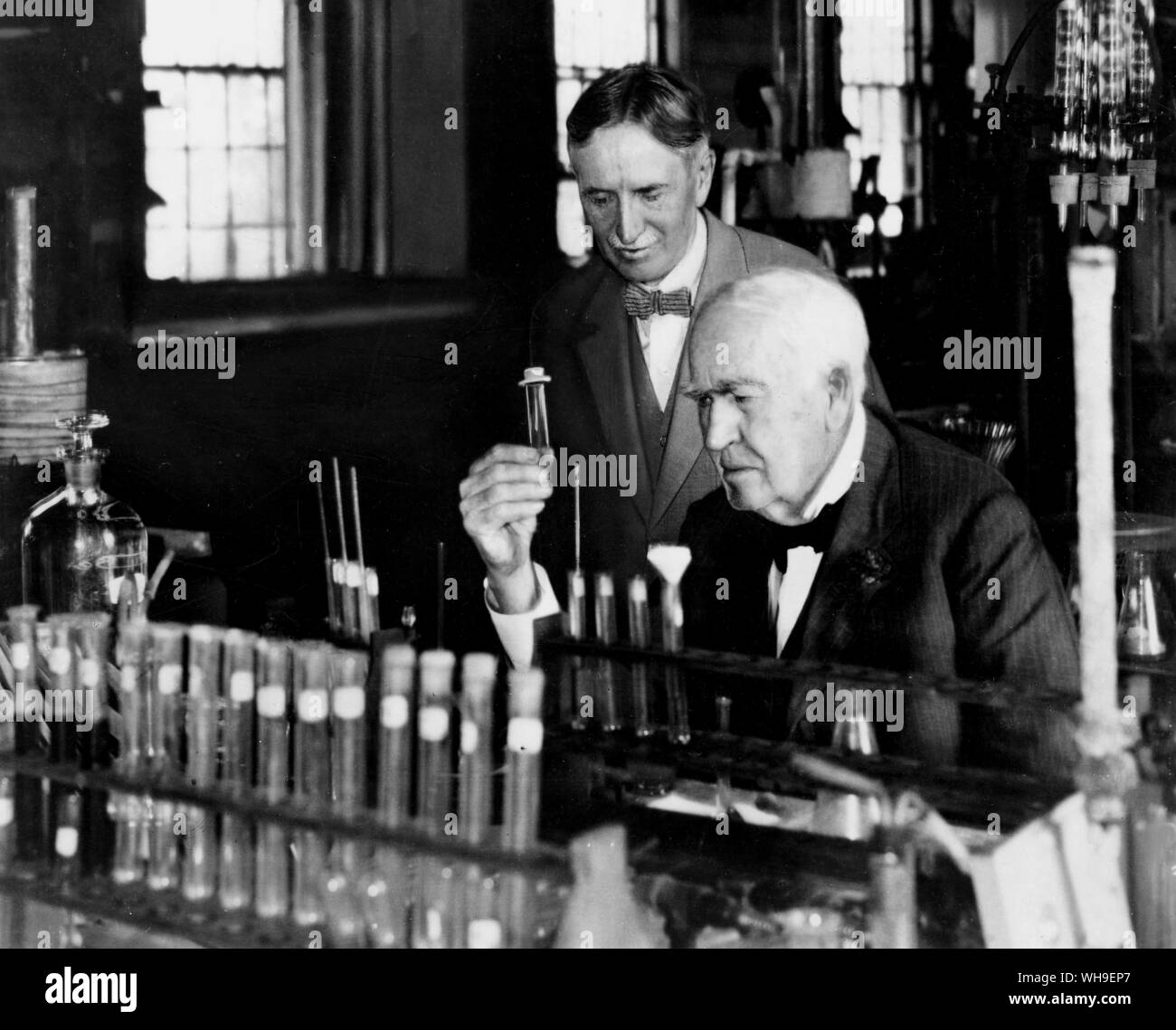 Thomas A Edison (1847-1931) dans son laboratoire. Banque D'Images