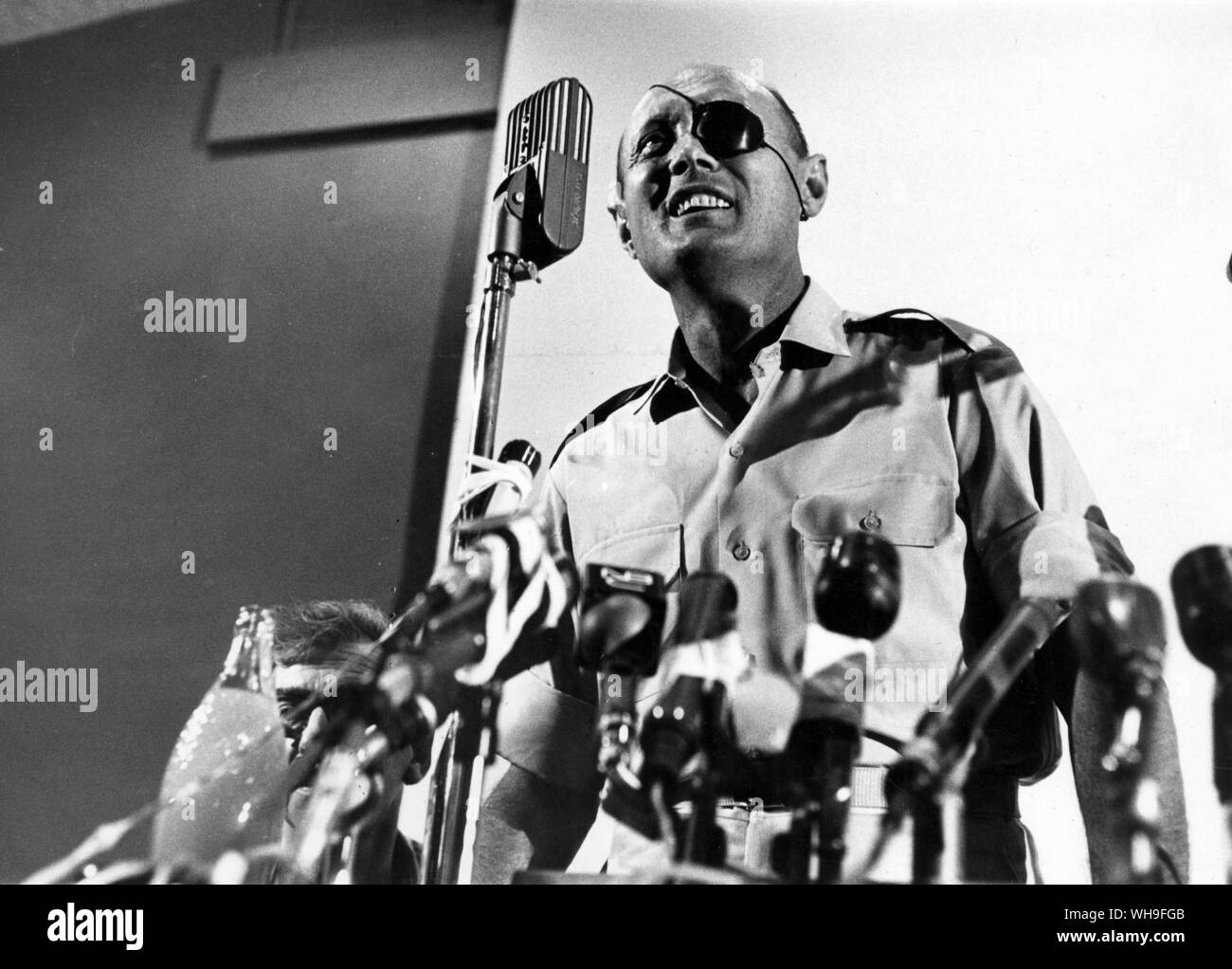 Moshe Dayan (1915-1981), général et homme politique israélien. S'exprimant lors d'une conférence de presse à Tel Aviv, juin 1967. Banque D'Images