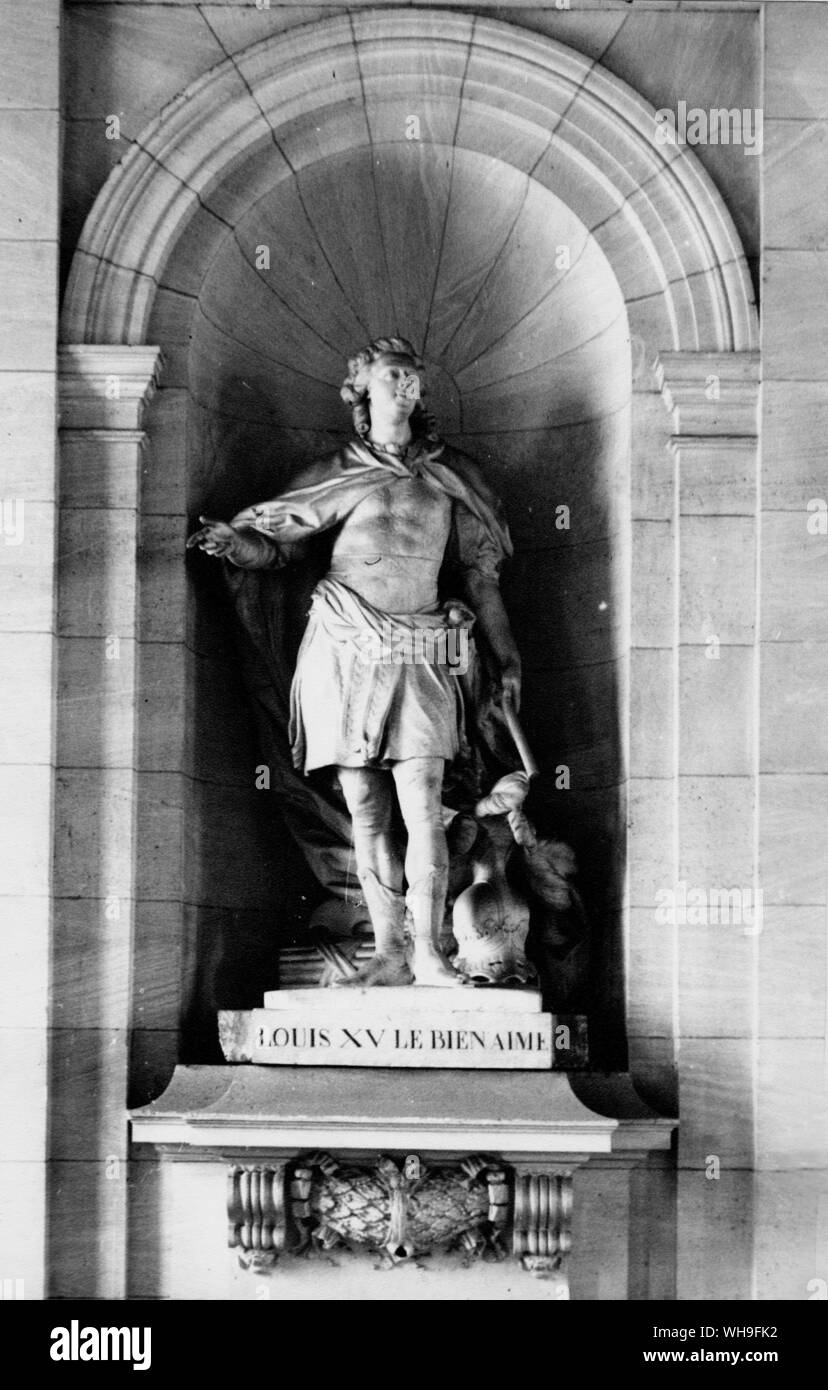 Statue de Louis XV (1710-1774). Roi de France de 1715. Il était le petit-fils de Louis XIV. Statue à L'Hotel de Ville le Rouez. Banque D'Images