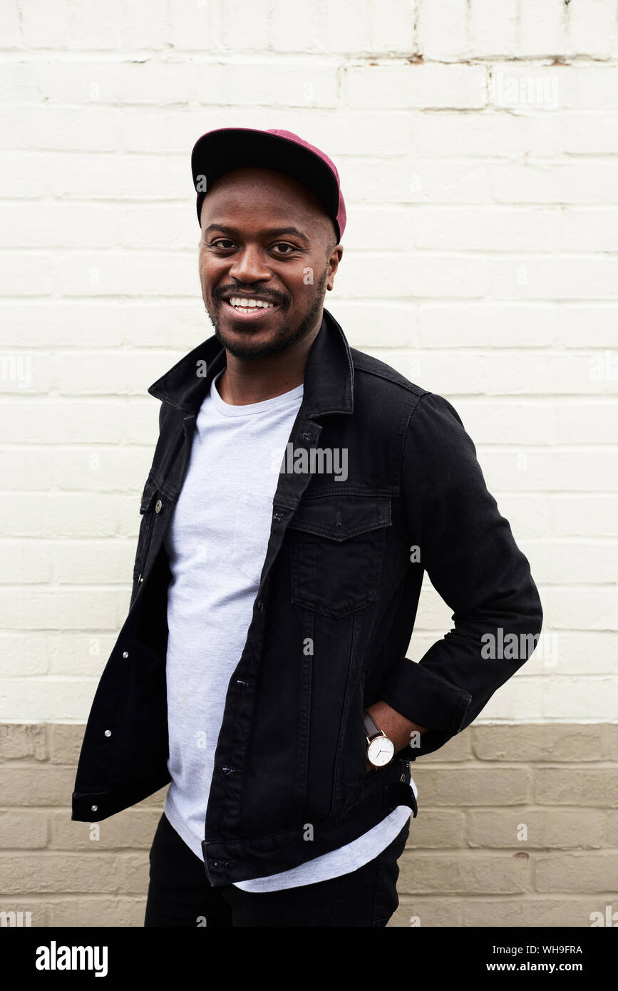 Portrait of mid adult man wearing denim jacket et basecap Banque D'Images